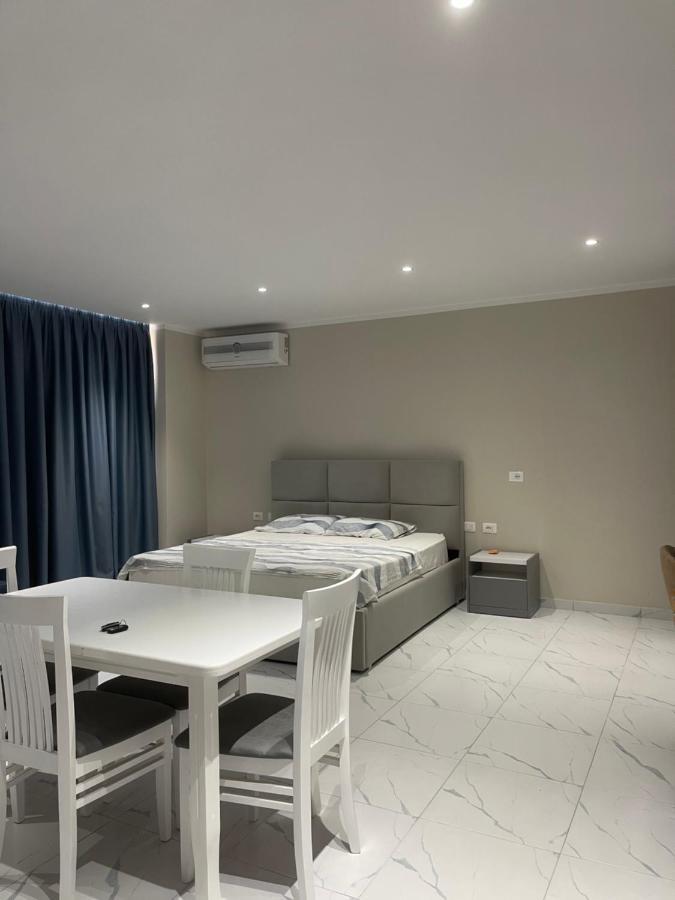 סרנדה Modern Beachfront Apartments מראה חיצוני תמונה