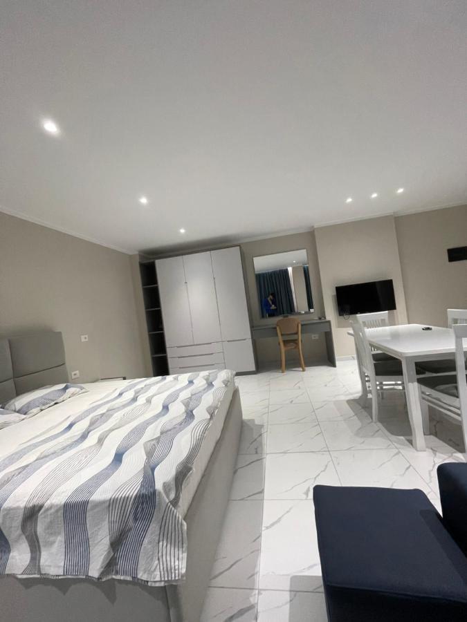 סרנדה Modern Beachfront Apartments מראה חיצוני תמונה